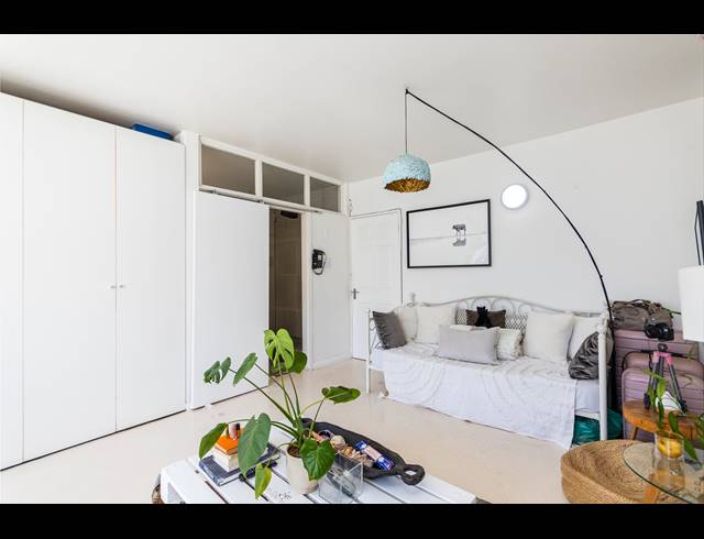 BEDROOM APARTMENT FOR SALE IN CAPE TOWN CITY CENTRE